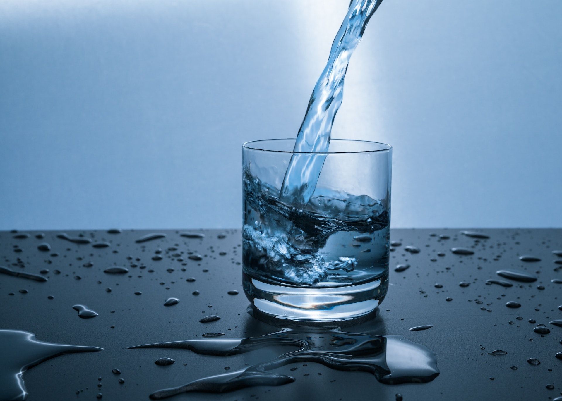 Wasser in einem Wasserglas